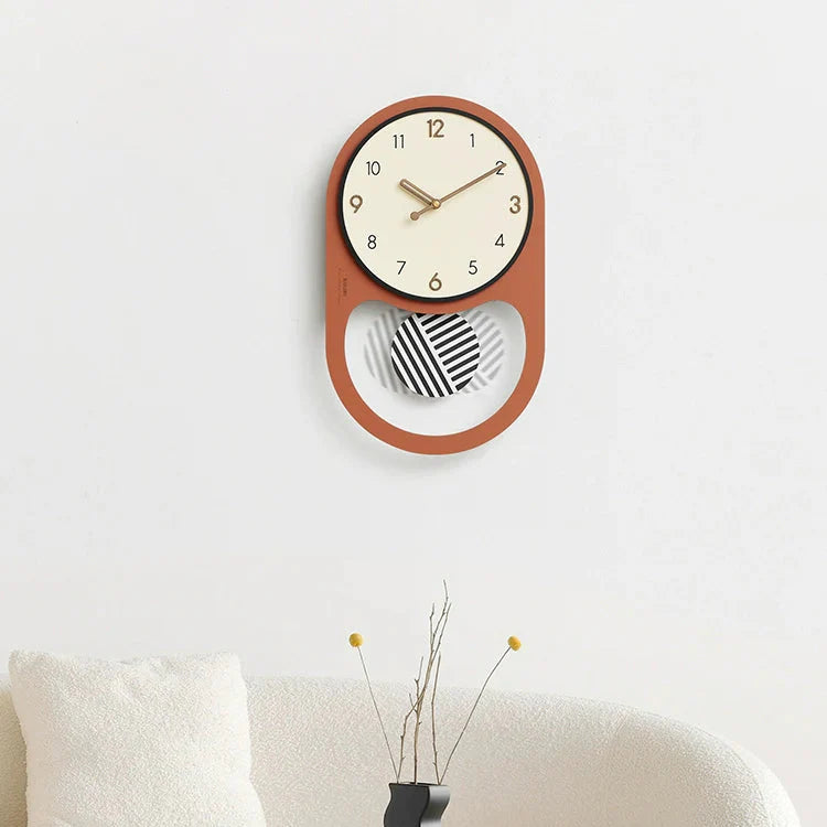 Horloge murale à balancier terracotta cadran crème mise en situation salon