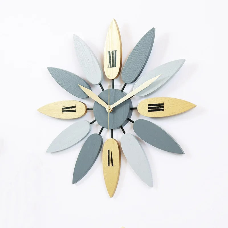 Horloge murale fleur bois pétales gris bleu naturel chiffres romains dorés