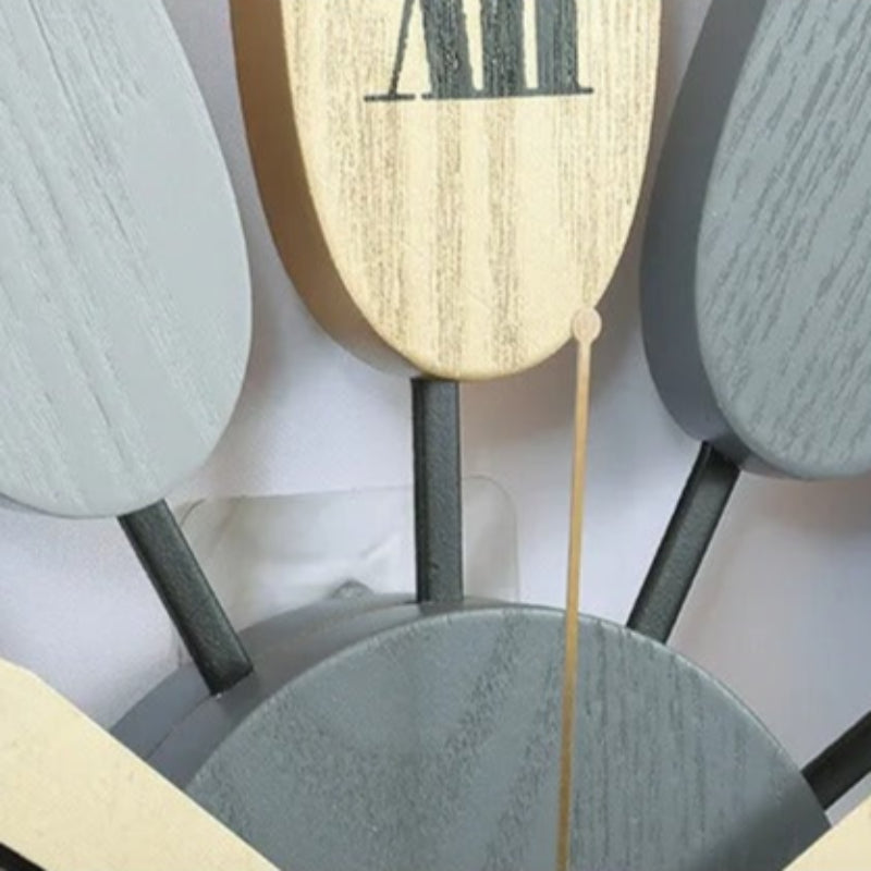 Détail chiffres romains horloge murale bois gris crème aiguille dorée