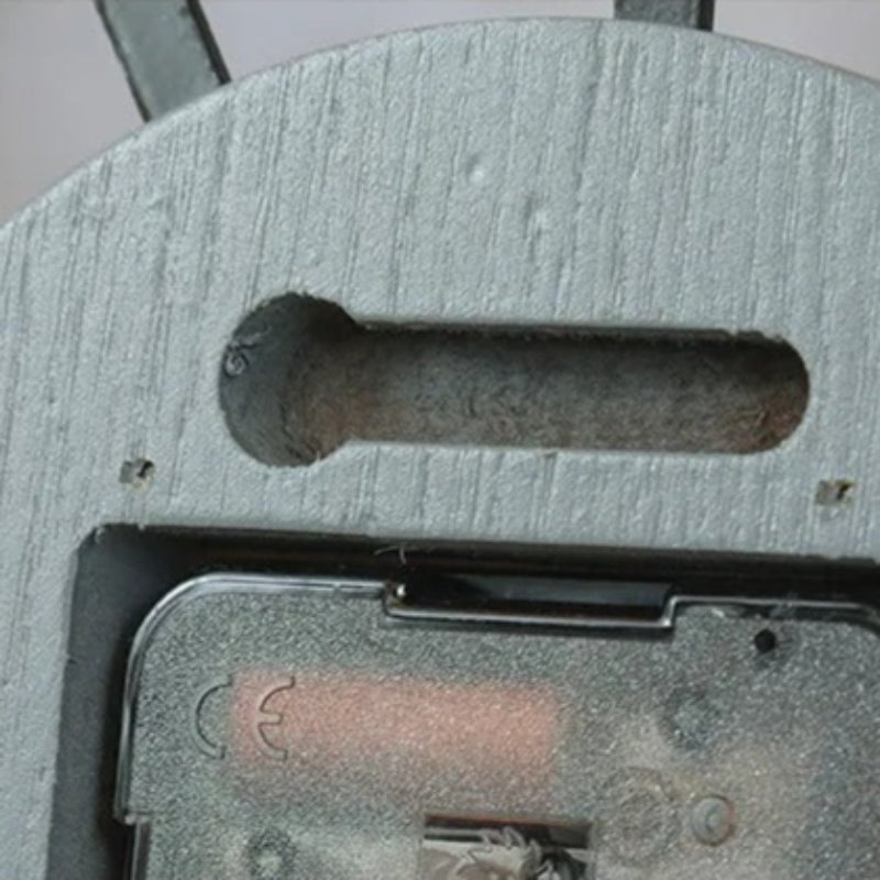 Détail accroche murale dos horloge mécanisme quartz boîtier pile gris