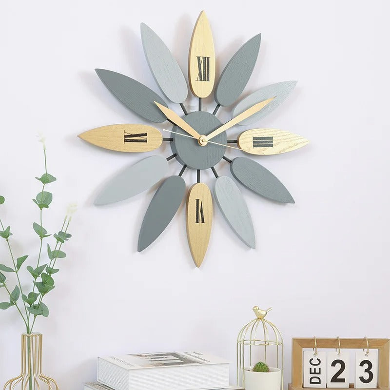 Horloge murale bois pétales gris naturel chiffres romains mise en situation salon