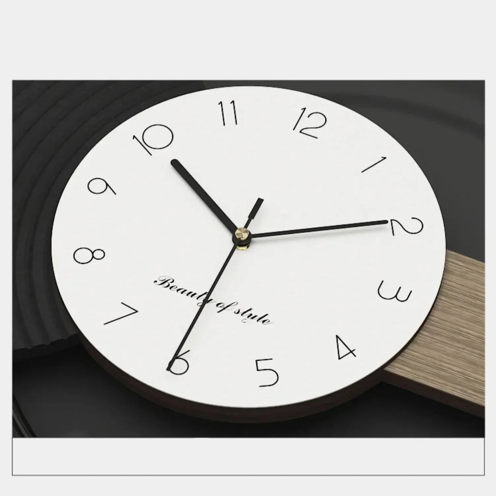 horloge murale design moderne bois noir cadran blanc chiffres arabes aiguilles noires décoration salon