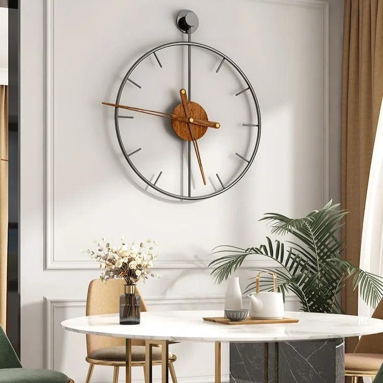 Horloge murale design métal noir aiguilles bois centre doré salle à manger