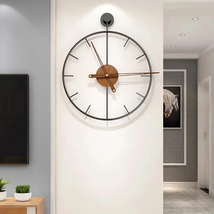 Horloge murale design métal noir centre bois accrochée mur salon couloir
