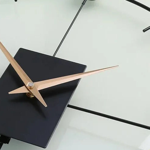 horloge murale design aiguilles dorées rose gold mécanisme central noir cadran transparent verre