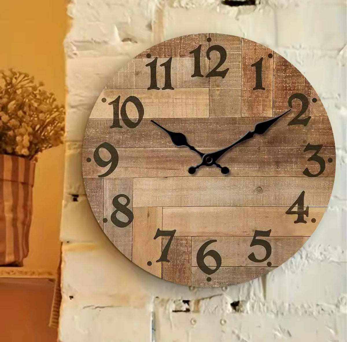 horloge murale ronde en bois vintage style campagne rustique avec chiffres arabes noirs décoration salon