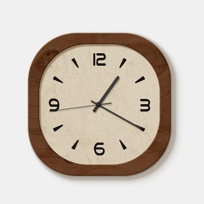 Horloge murale carrée arrondie cadre bois brun cadran beige chiffres noirs