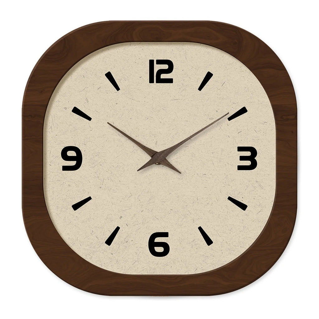 Horloge murale carrée bois brun cadran beige texturé chiffres arabes noirs