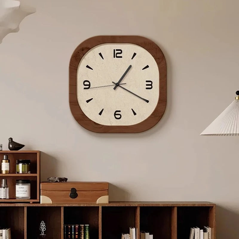 Horloge murale vintage bois carrée arrondie cadran beige chiffres noirs salon