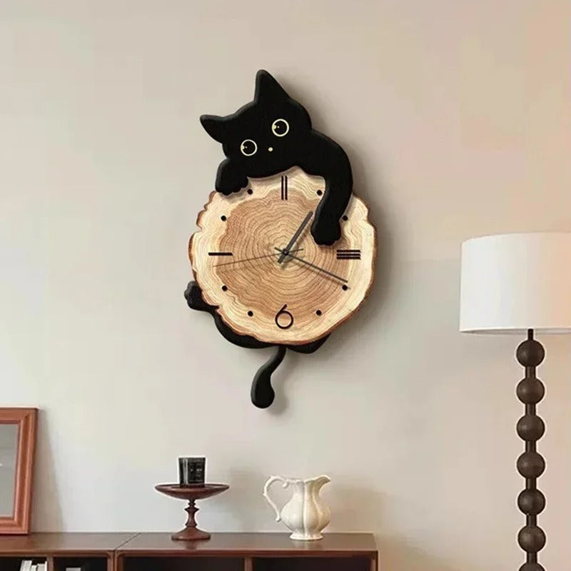 Horloge murale chat noir tranche de bois mise en situation salon