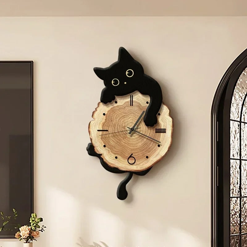 Horloge murale chat noir avec pendule bois tranche naturel salon mur beige