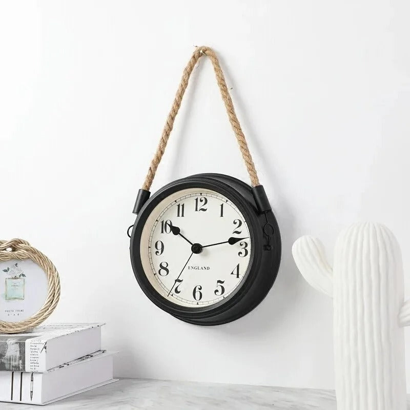 Horloge murale ronde noire suspendue corde jute mise en situation salon