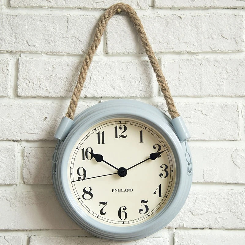 Horloge murale corde vintage cadran crème chiffres arabes mur briques grises