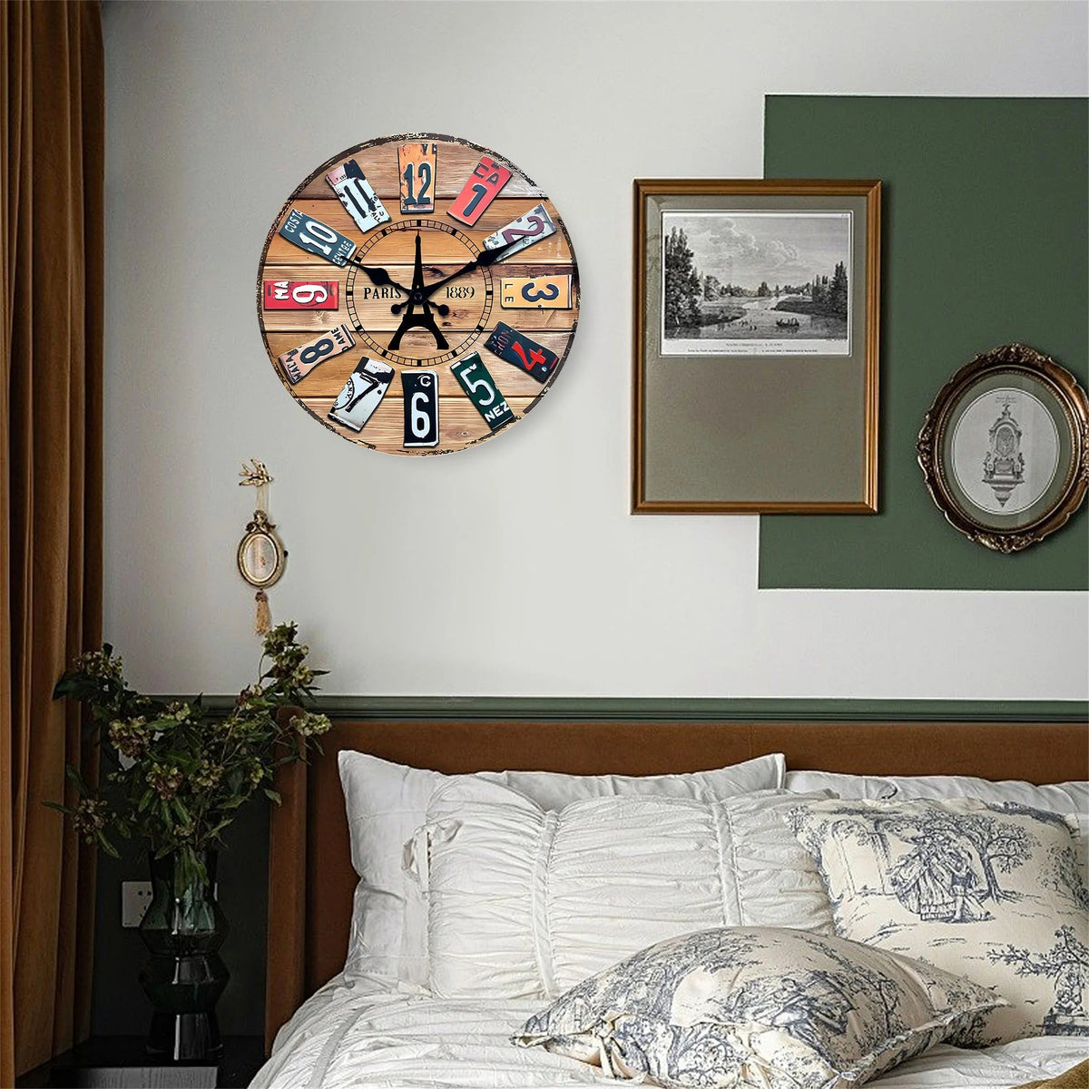 Horloge murale vintage bois plaques immatriculation colorées mise en situation chambre