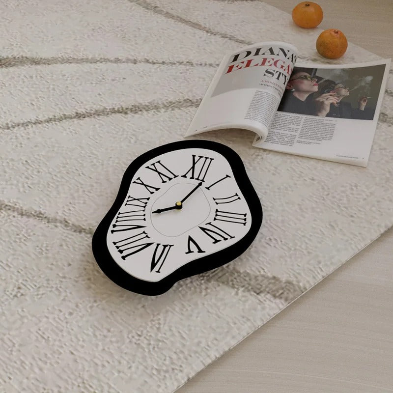 Horloge murale design surréaliste forme irrégulière noir et blanc chiffres romains style Dali décoration salon originale