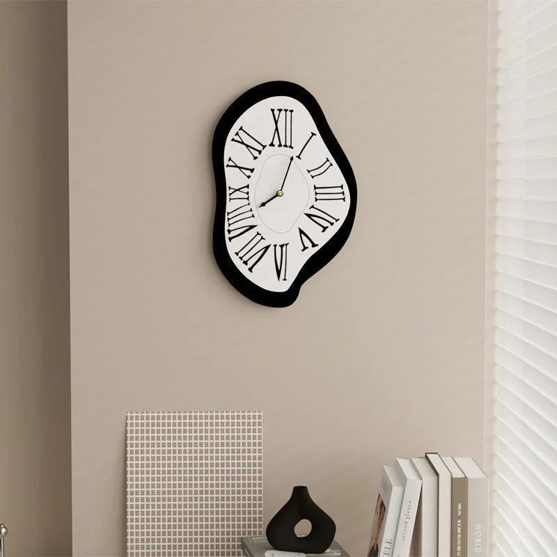 horloge murale design forme organique asymétrique chiffres romains noir et blanc style surréaliste Salvador Dali décoration salon moderne