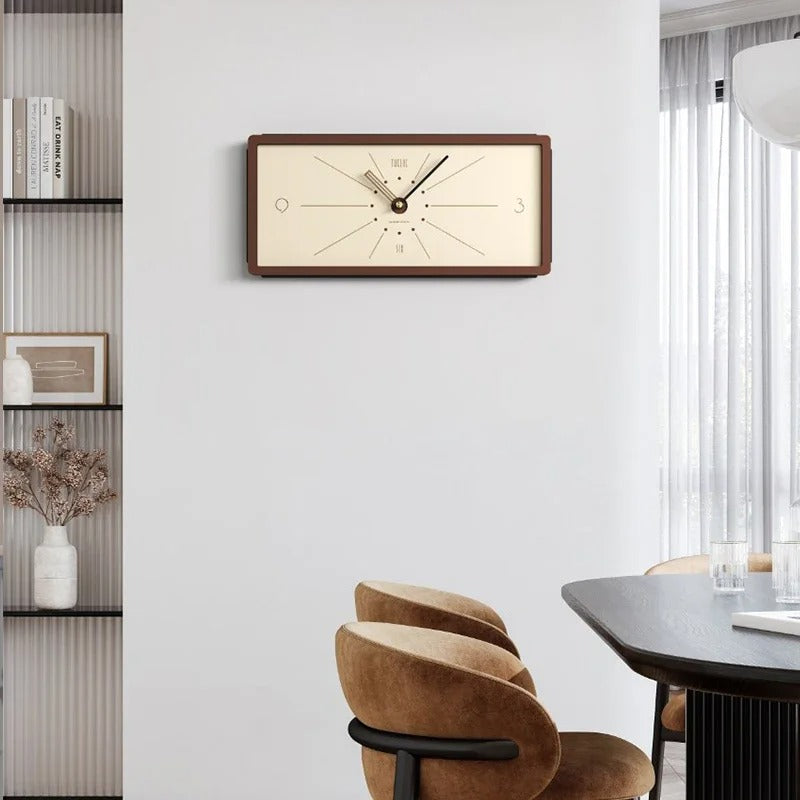 Horloge murale rectangulaire cadre bois brun cadran crème mise en situation salle à manger
