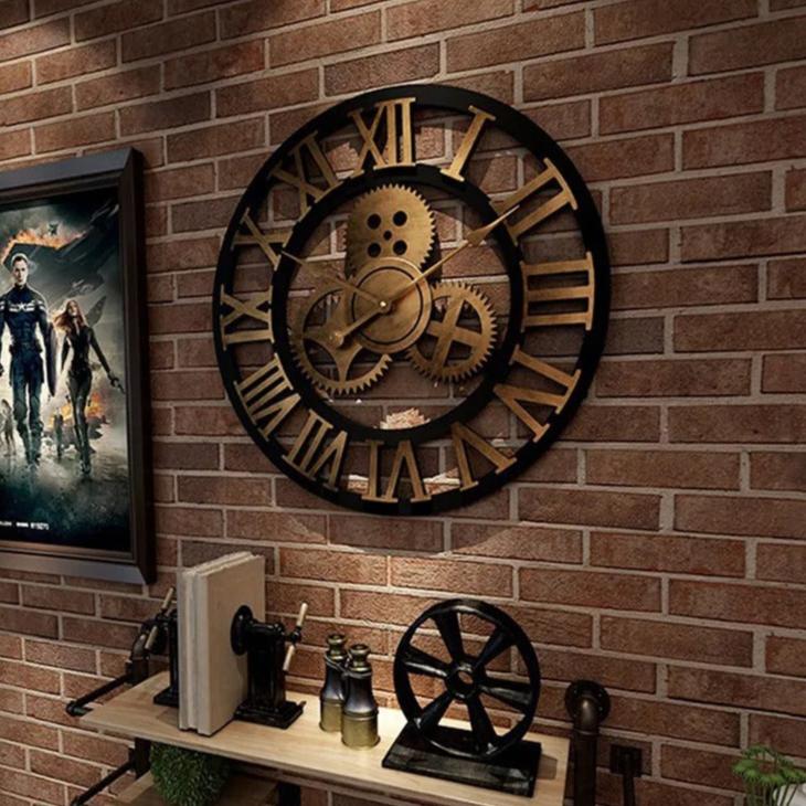 horloge murale industrielle vintage style steampunk engrenages dorés chiffres romains décoration salon mur brique