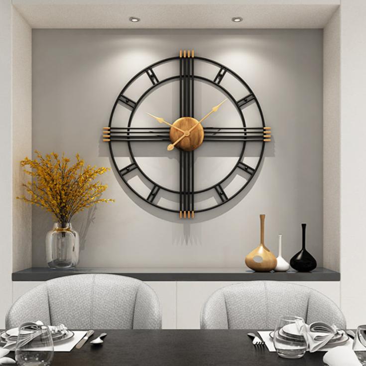 horloge murale géante métal noir et bois style industriel chiffres romains salon salle à manger décoration moderne