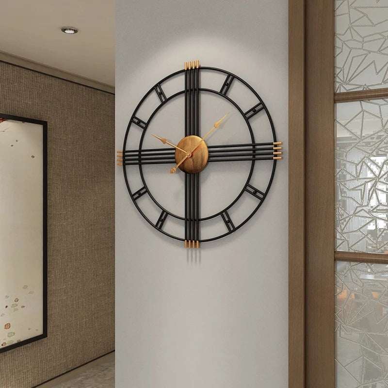 Horloge murale métal noir aiguilles dorées centre bois couloir moderne