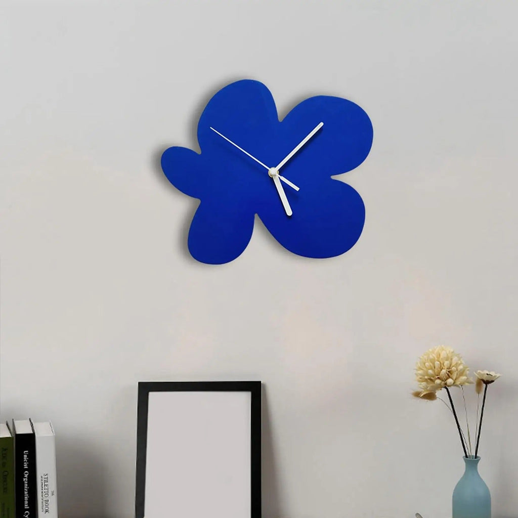 horloge murale design forme organique abstraite bleu klein aiguilles blanches décoration salon moderne