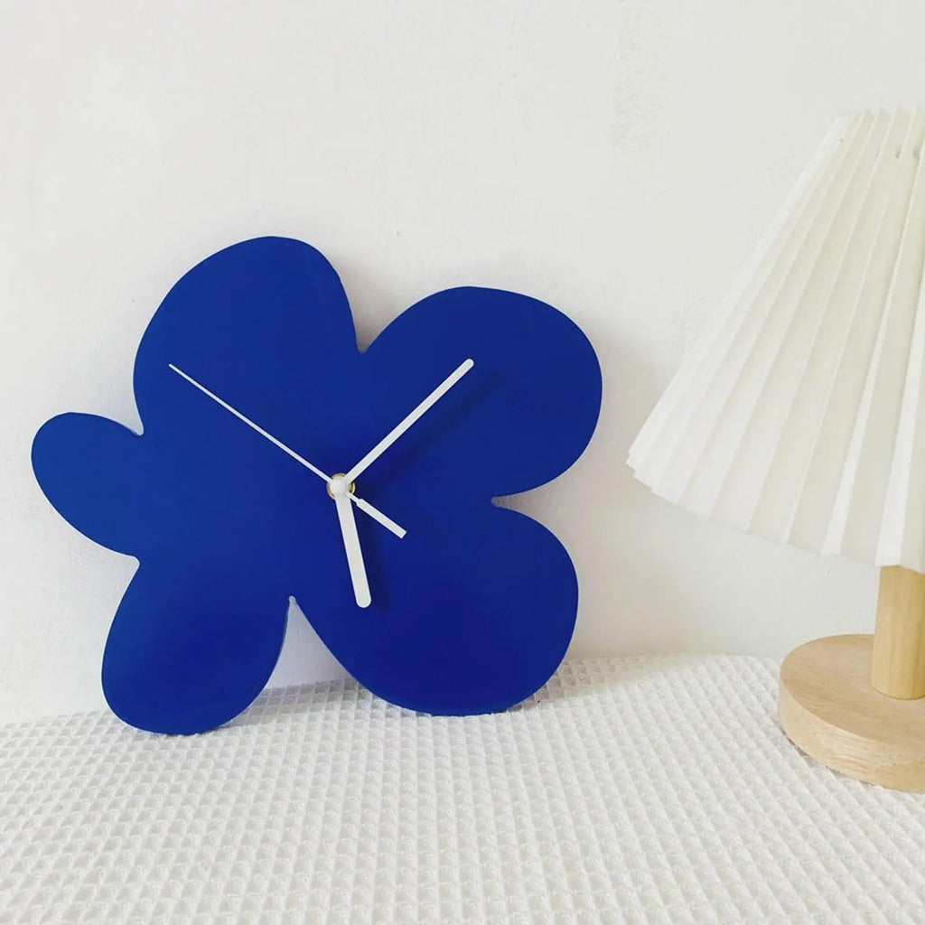 horloge murale forme fleur bleue klein design minimaliste décorative salon chambre style moderne tendance
