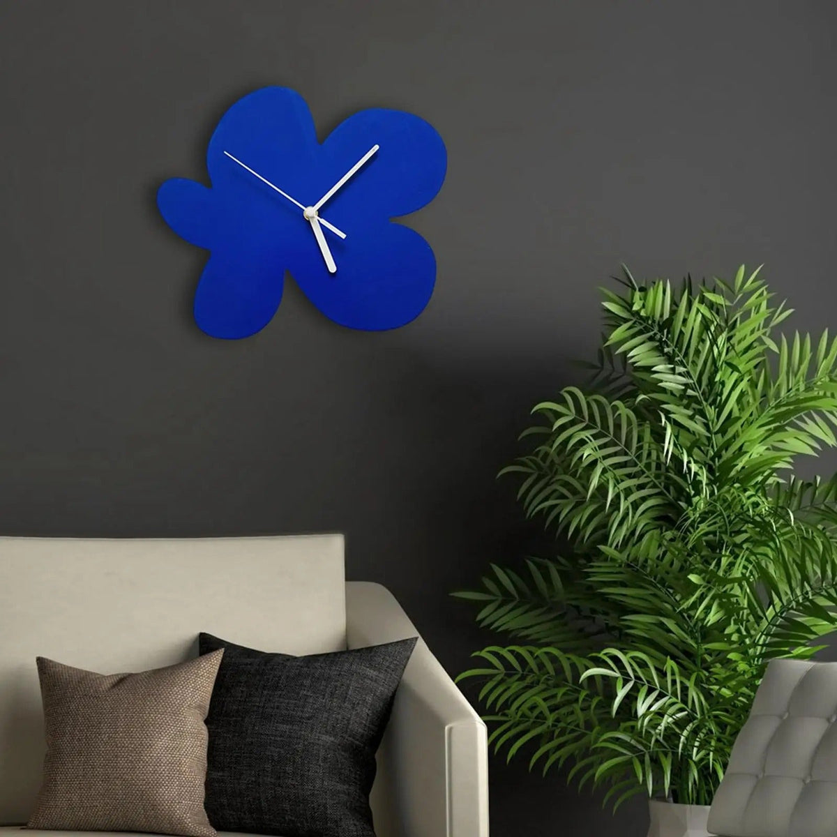 Horloge murale design bleue forme florale aiguilles blanches salon contemporain