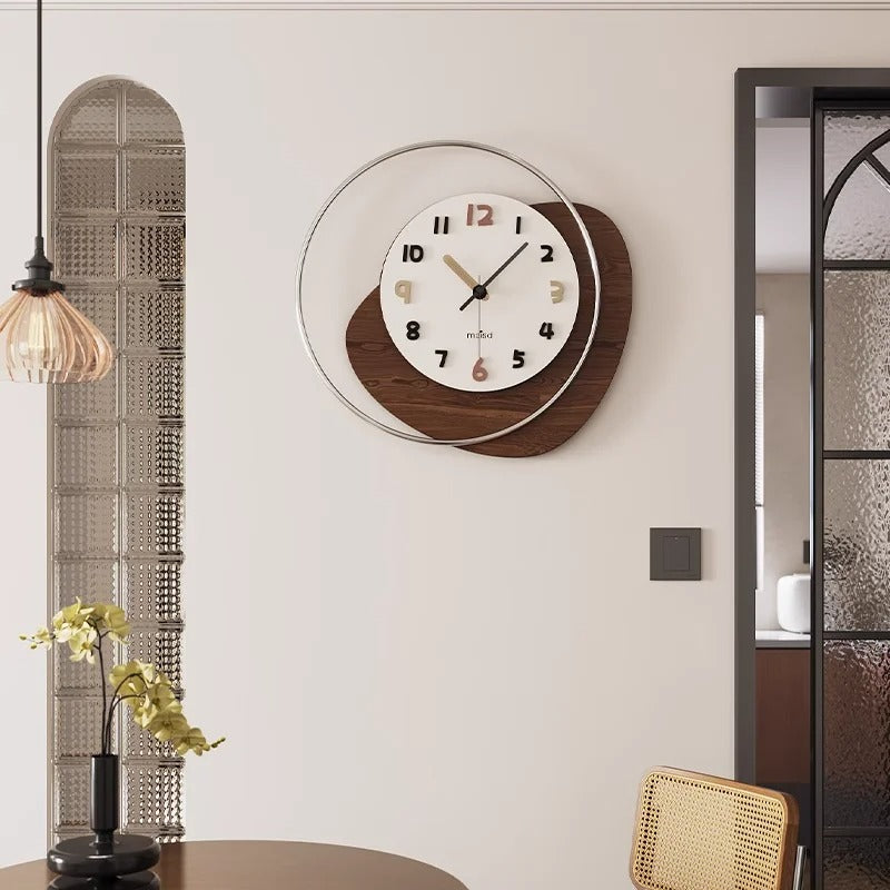 Horloge murale design bois noyer cercle métal chromé mise en situation salon