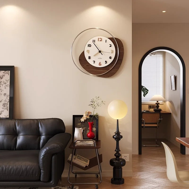 Horloge murale bois noyer cadran blanc chiffres relief mise en situation salon