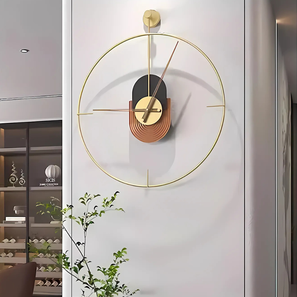 Horloge murale design dorée luxe métal cercle ouvert aiguilles couloir