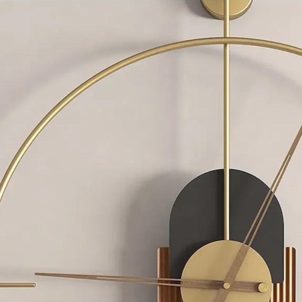 Zoom horloge murale design métal doré arc arrondi cadran noir