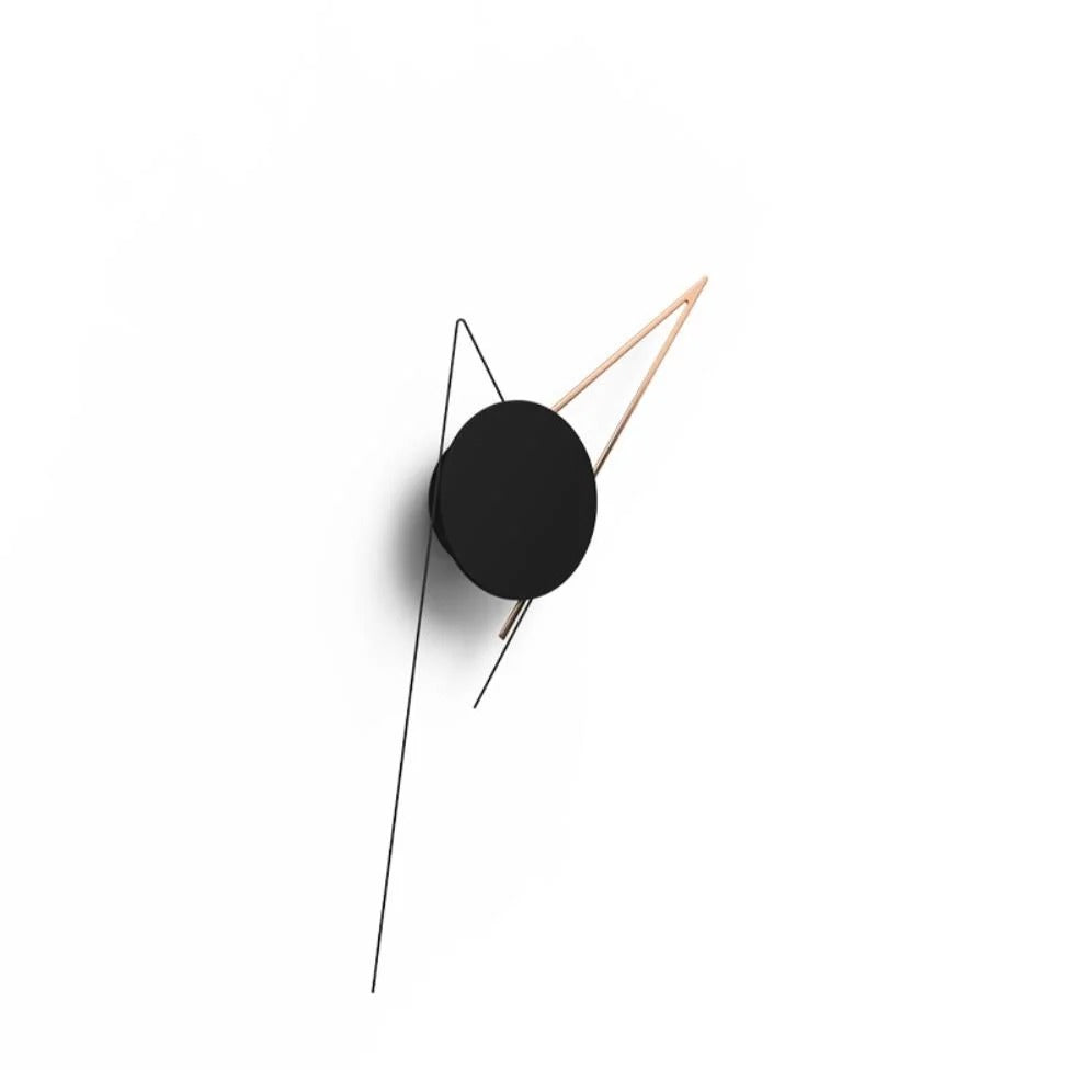 Horloge murale design cadran noir rond aiguilles métal doré et noir fond blanc
