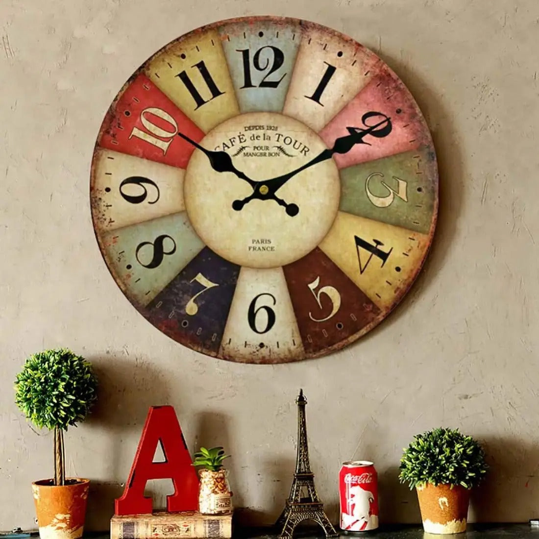 horloge murale vintage colorée style Paris Café de la Tour décoration salon rétro
