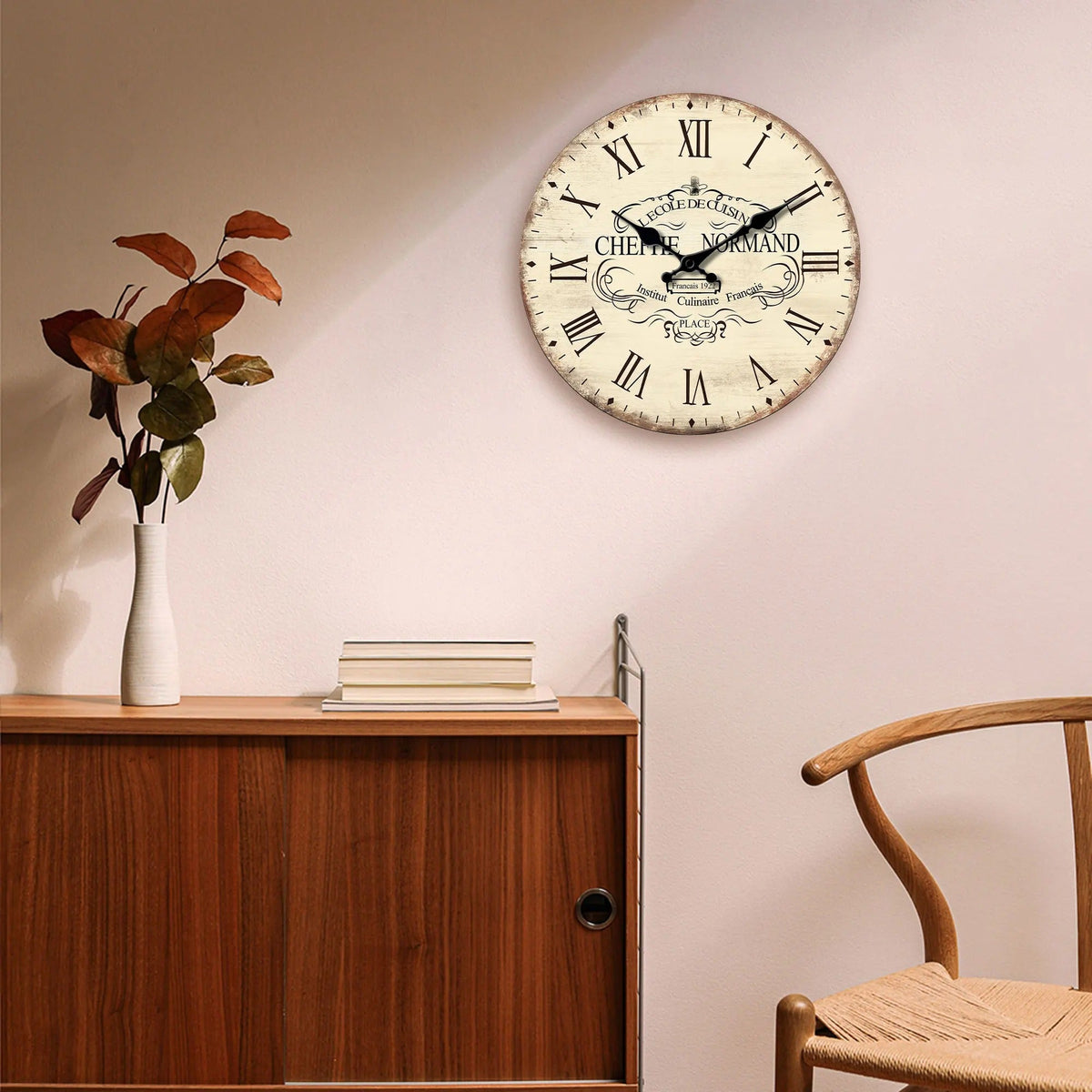 horloge murale vintage bois chiffres romains style campagne française décoration salon