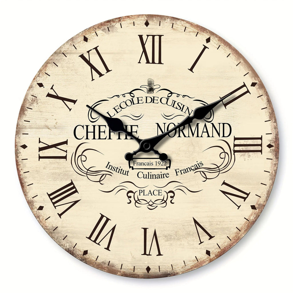 Horloge murale vintage crème chiffres romains inscription Cheffie Normand fond bois
