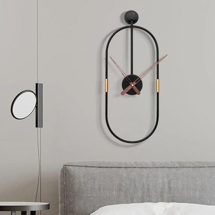 Horloge murale design minimaliste ovale noire en métal avec aiguilles bois noyer chambre à coucher moderne