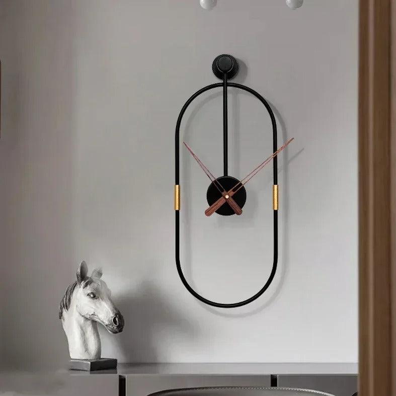 Horloge murale ovale métal noir aiguilles bois salon mur gris