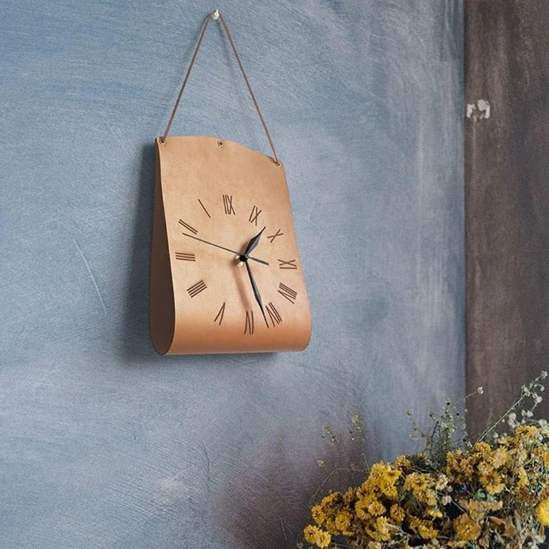 Horloge murale cuir beige chiffres romains suspendue corde mur bleu fleurs