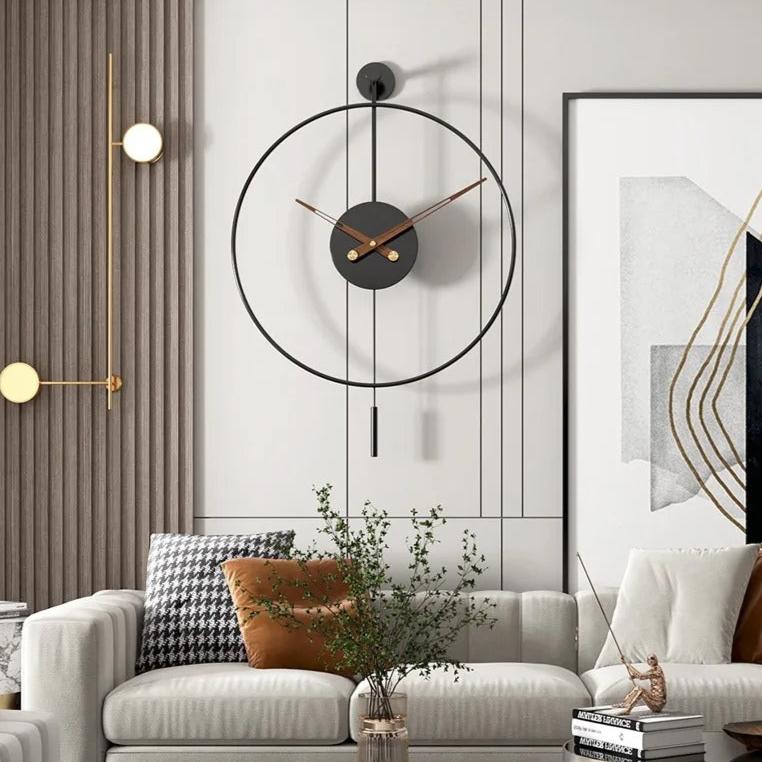 Horloge murale métal noir minimaliste cadran ouvert aiguilles cuivrées salon moderne