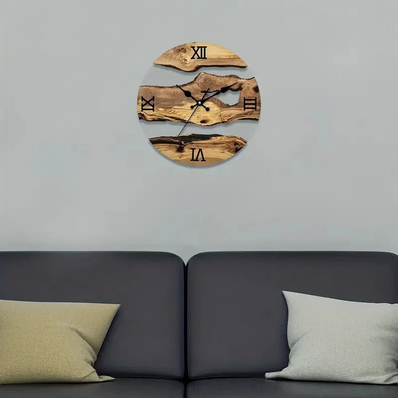 horloge murale ronde bois naturel résine époxy chiffres romains design salon canapé décoration intérieure artisanale