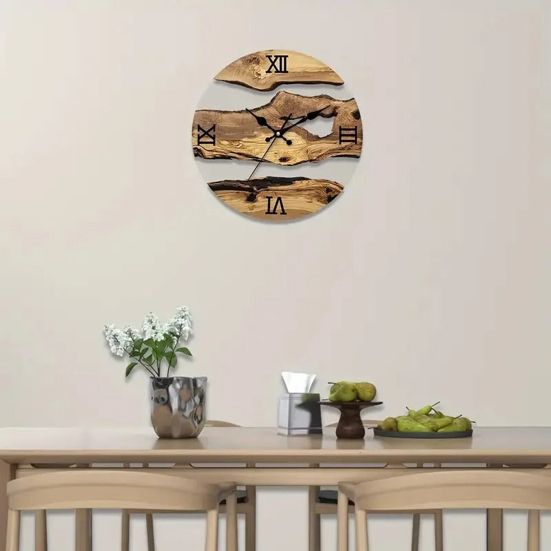 Horloge murale bois et résine chiffres romains mise en situation salle à manger