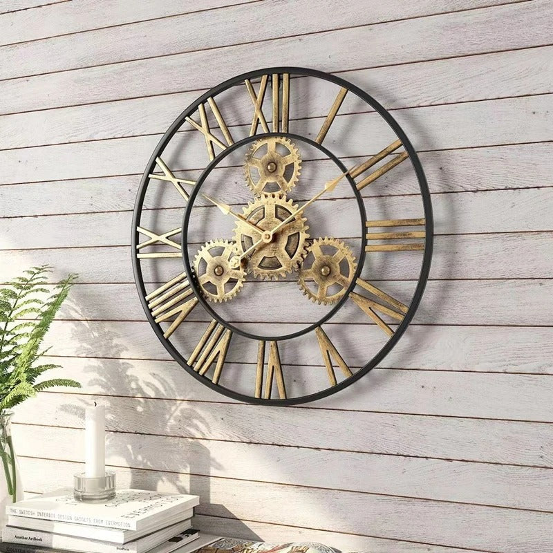 Horloge murale industrielle engrenages dorés chiffres romains mise en situation salon
