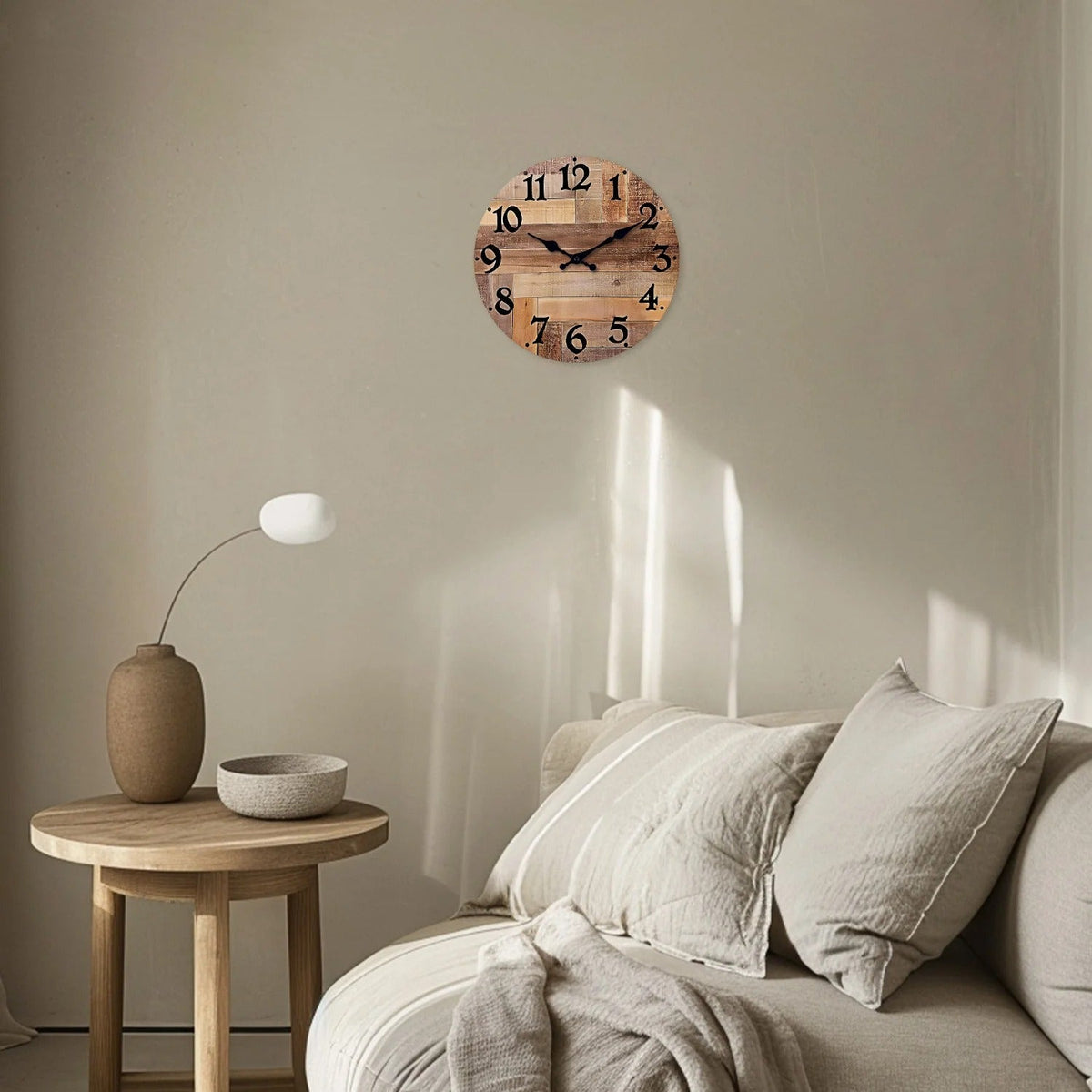 horloge murale ronde bois recyclé style rustique salon décoration intérieure naturelle chiffres arabes noirs