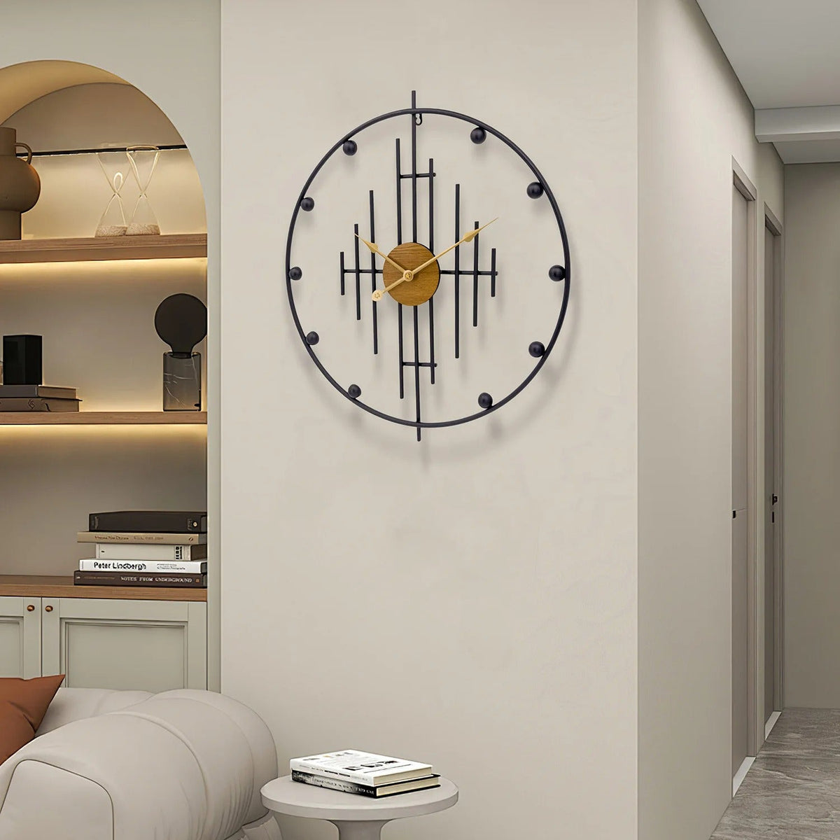 Horloge murale design métal noir centre bois aiguilles dorées salon moderne