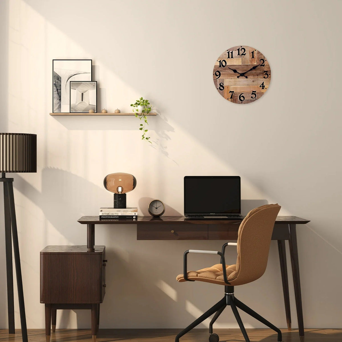 Horloge murale ronde bois patchwork tons bruns accrochée bureau contemporain