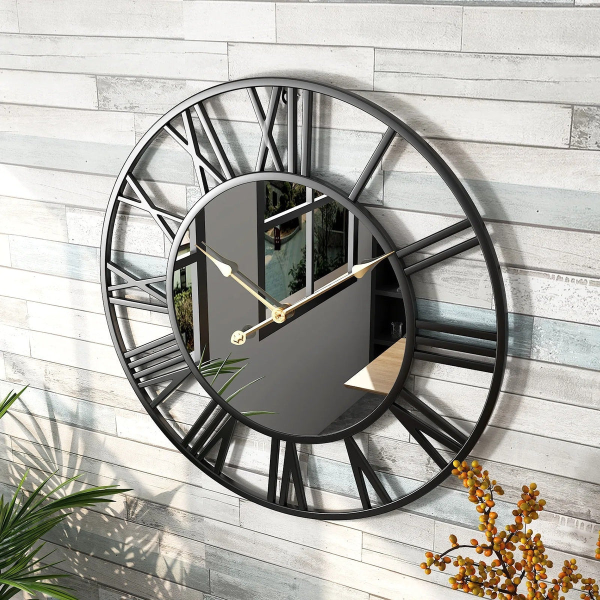 horloge murale design noire chiffres romains avec miroir et aiguilles dorées style industriel élégant décoration salon