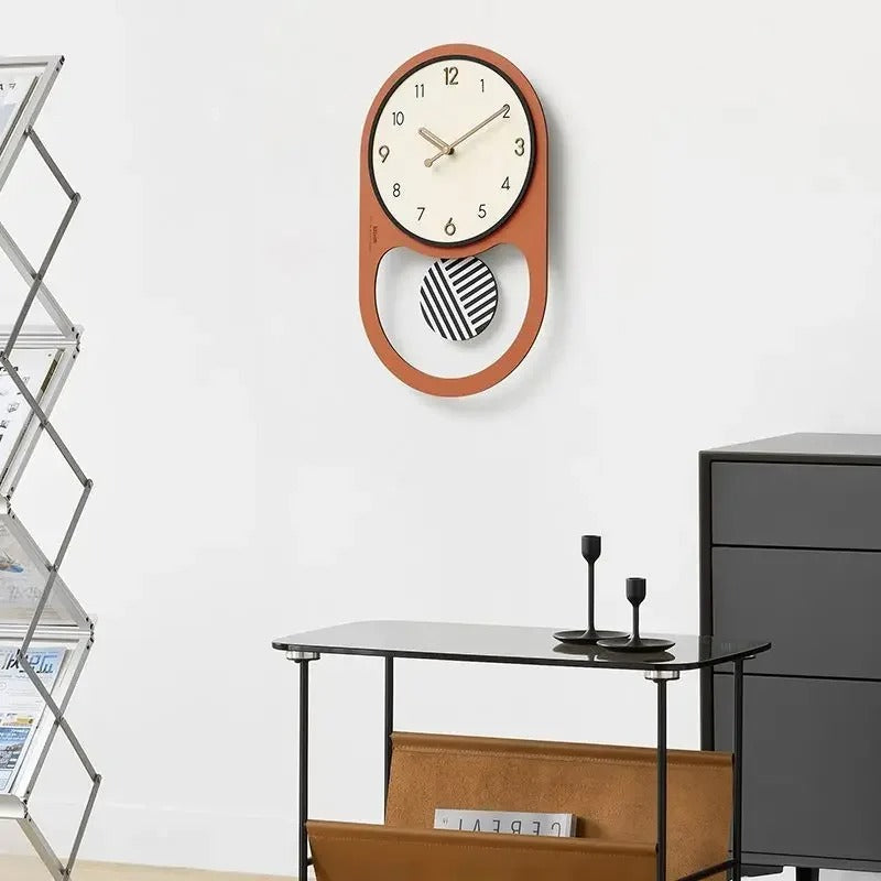 Horloge murale à pendule terracotta cadran crème mise en situation salon