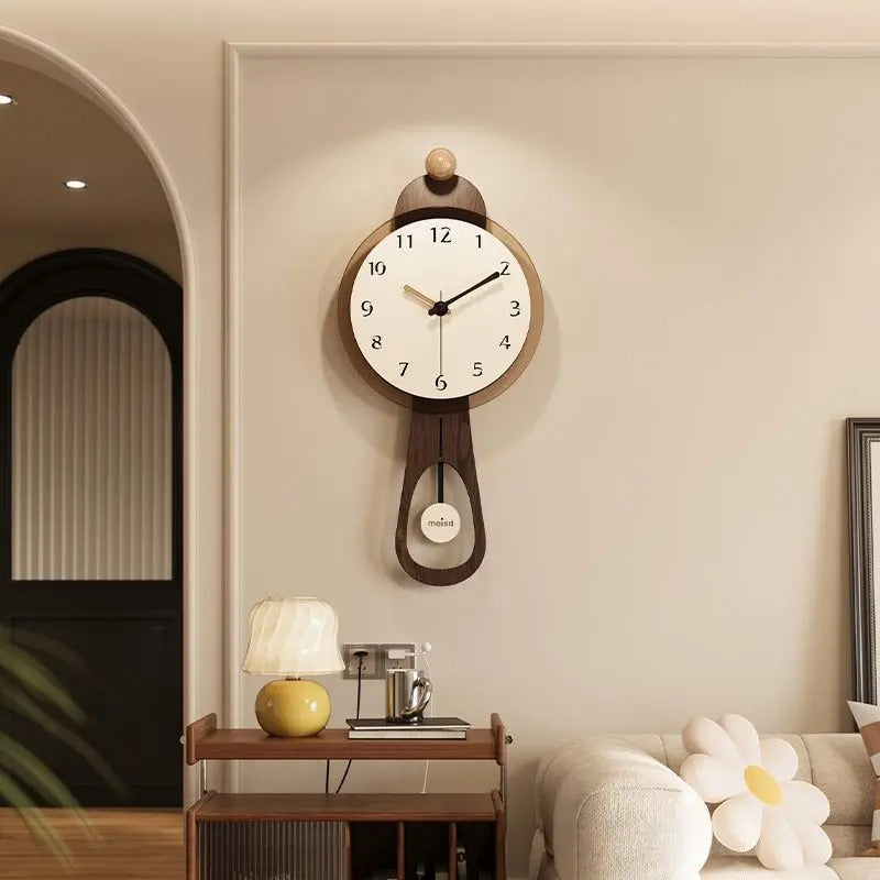 Horloge murale à balancier bois brun cadran blanc chiffres arabes salon