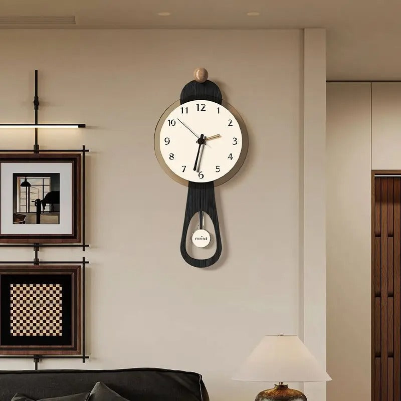 Horloge murale à balancier noire cadran crème chiffres arabes salon beige