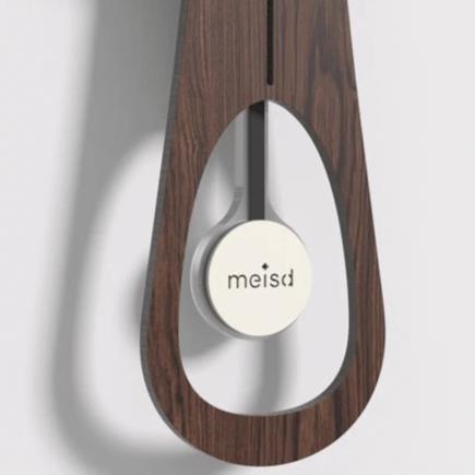 Détail pendule horloge murale bois foncé veinures mécanisme central blanc